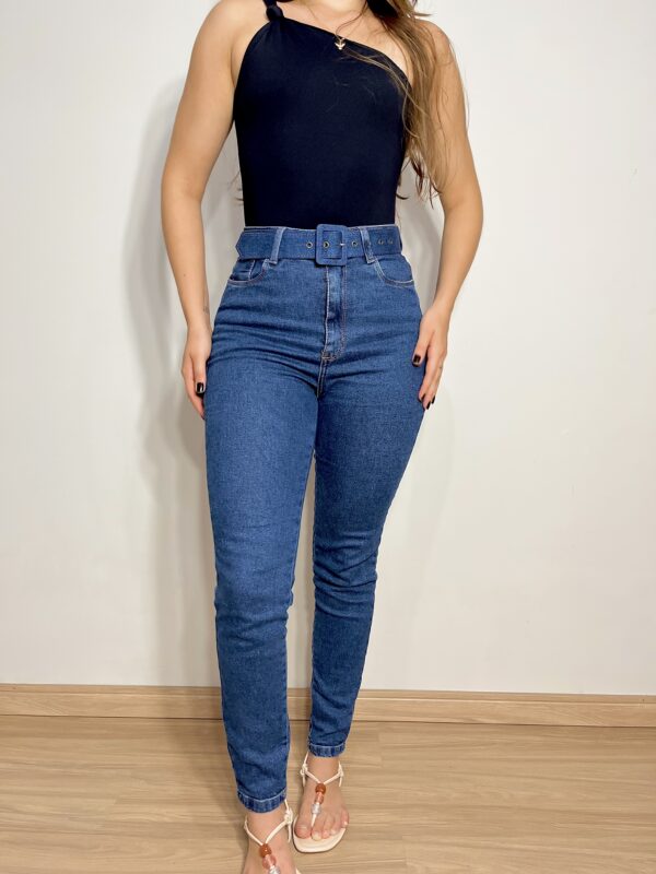 Calça Mom com Cinto Escura - Image 4