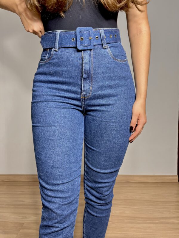 Calça Mom com Cinto Escura - Image 3